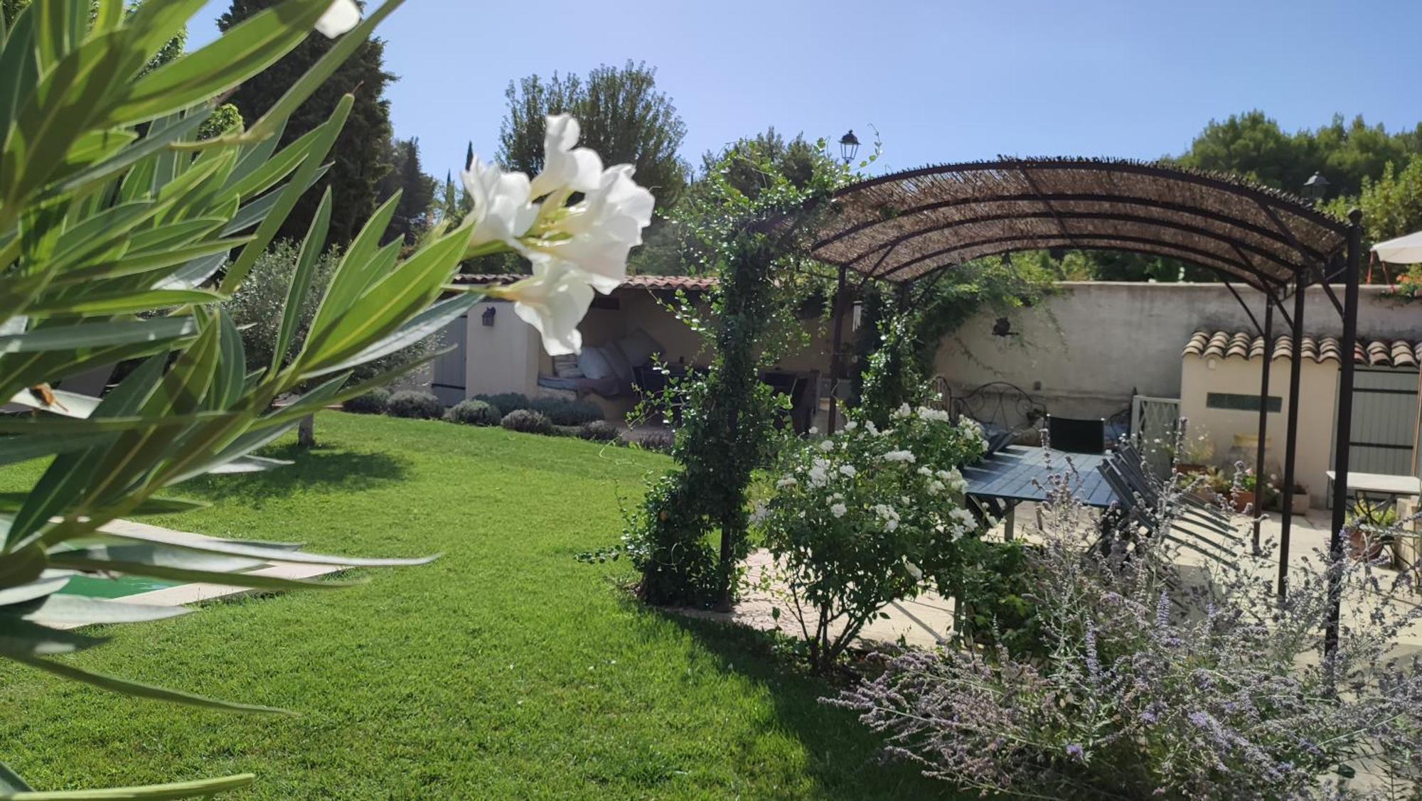 Le Chat Sur Le Toit Lourmarin Dış mekan fotoğraf
